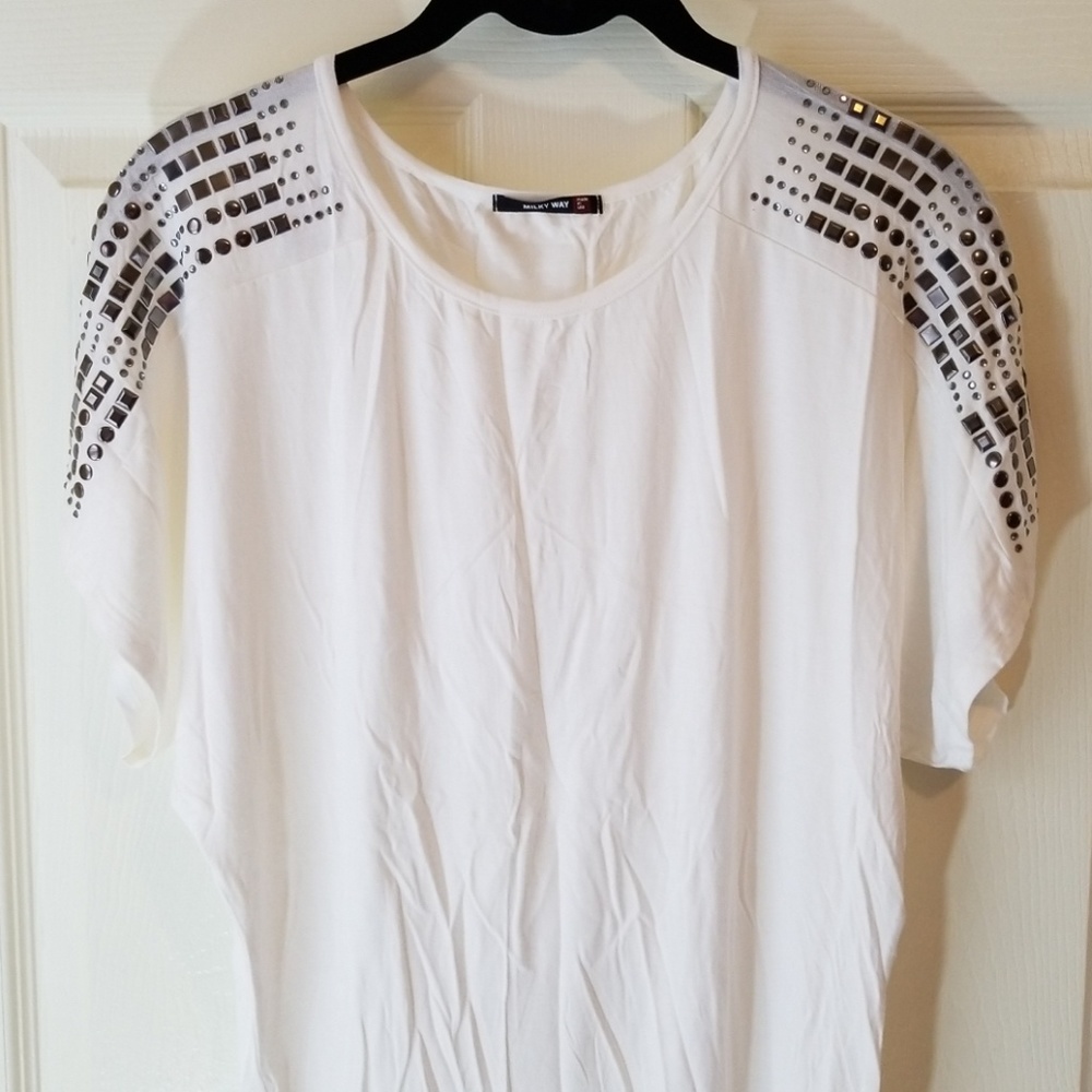 Studded shoulder top Size Small♡ NWOT!